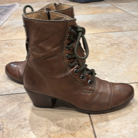 FRYE Zipper Up Soft Leather Bootie 2 inches Heels size 9 - Picture 4 of 14